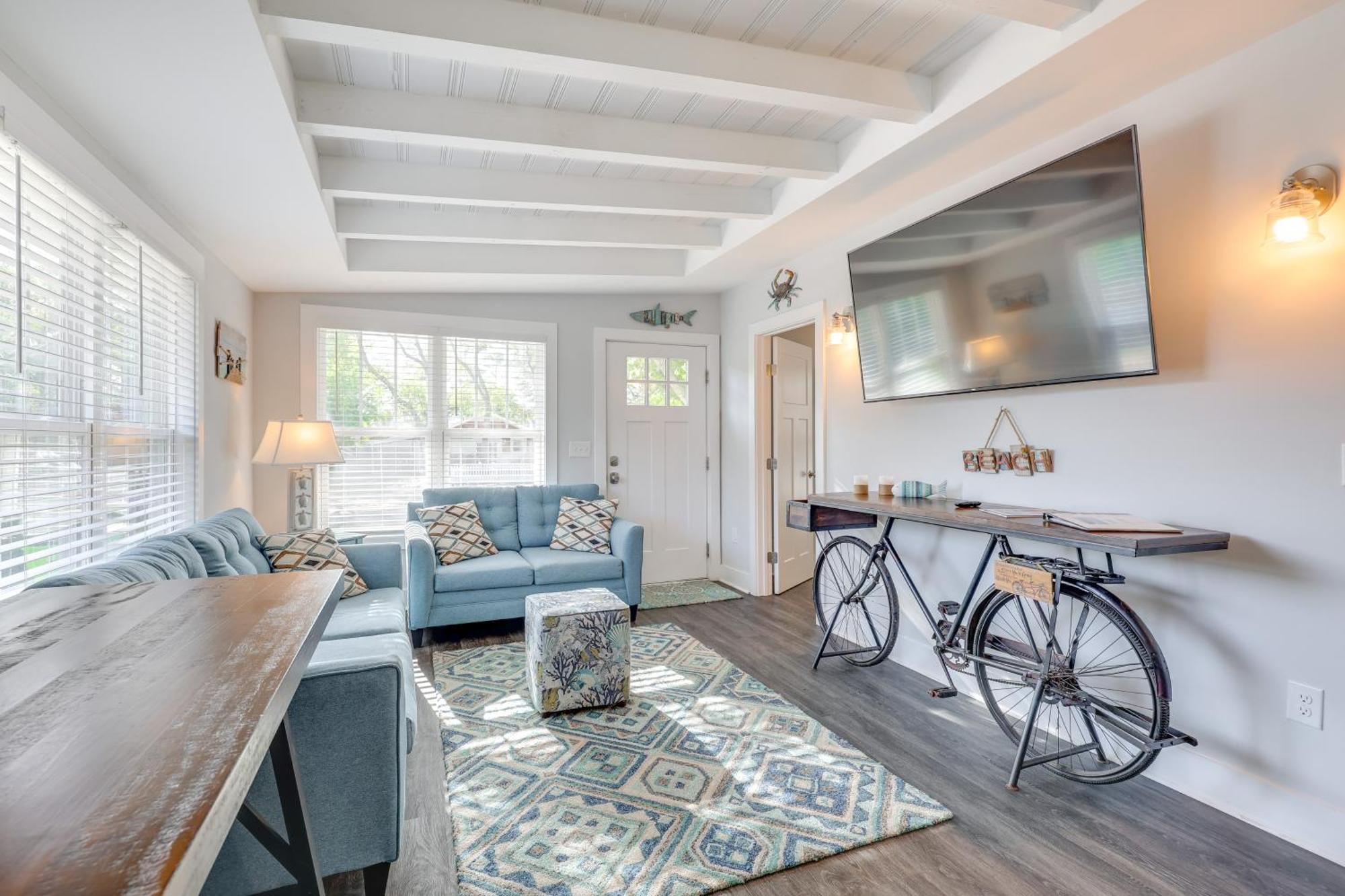 Modern Oak Island Escape 1 Mile To Long Beach! Экстерьер фото