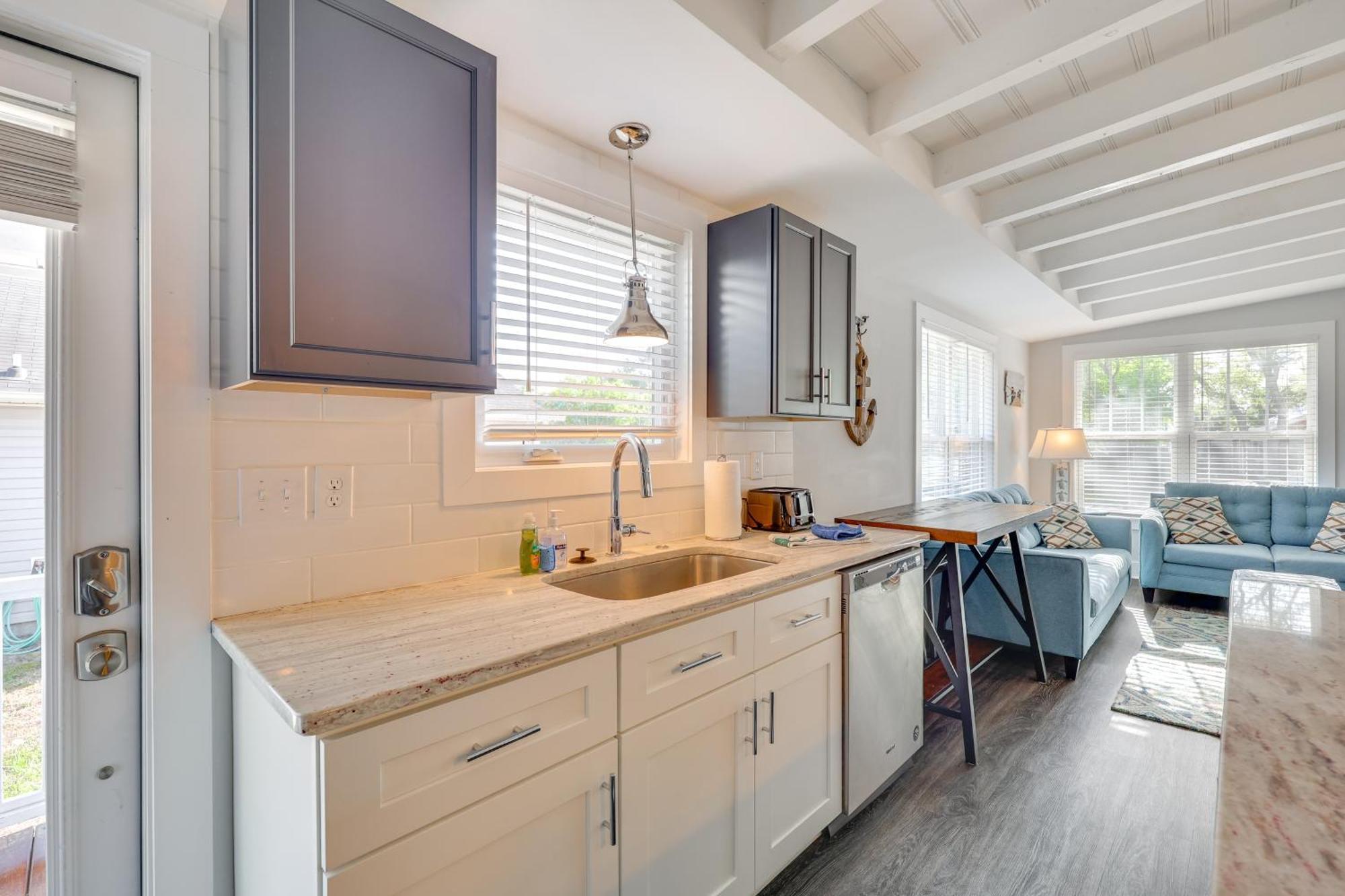Modern Oak Island Escape 1 Mile To Long Beach! Экстерьер фото