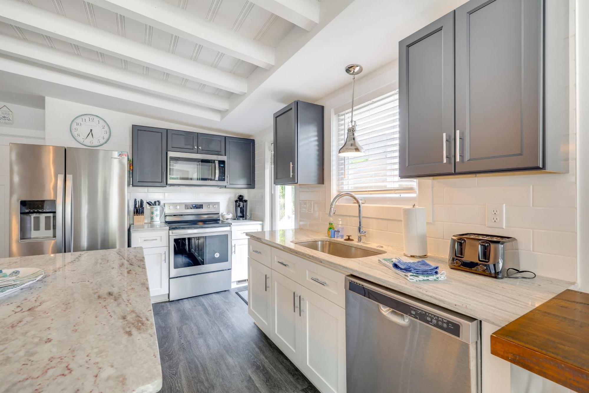 Modern Oak Island Escape 1 Mile To Long Beach! Экстерьер фото