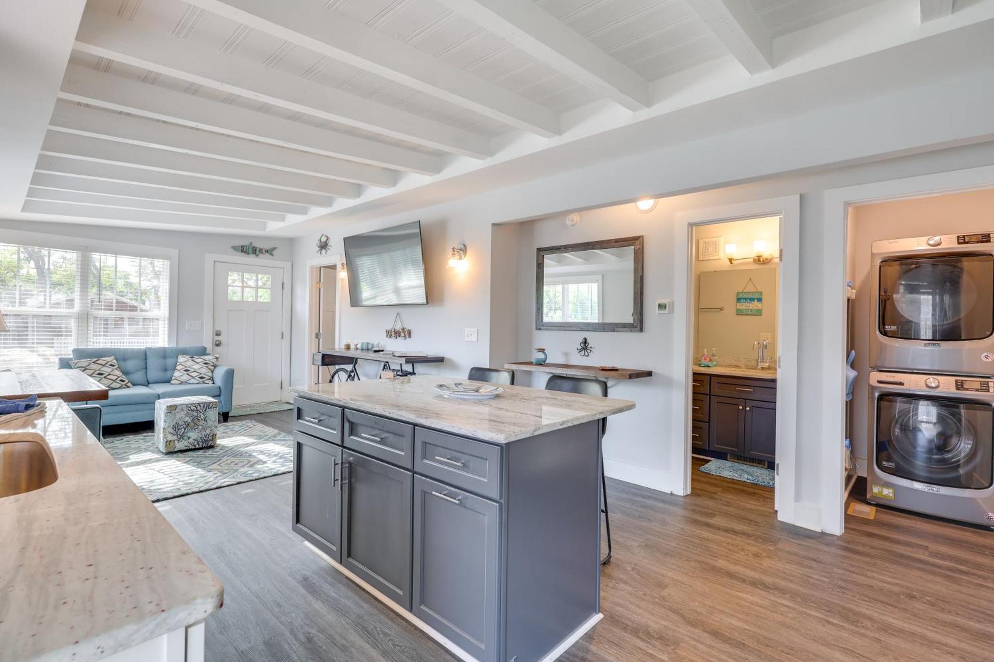 Modern Oak Island Escape 1 Mile To Long Beach! Экстерьер фото