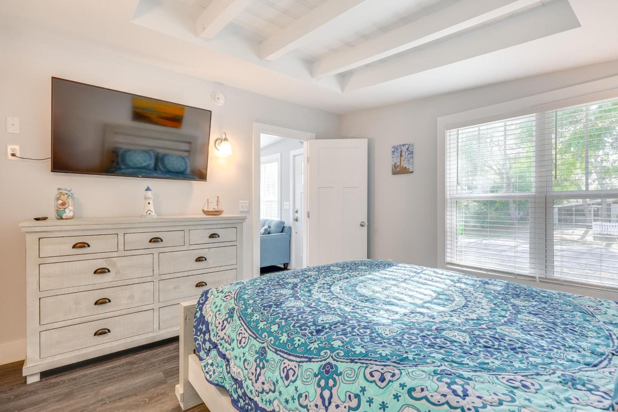 Modern Oak Island Escape 1 Mile To Long Beach! Экстерьер фото