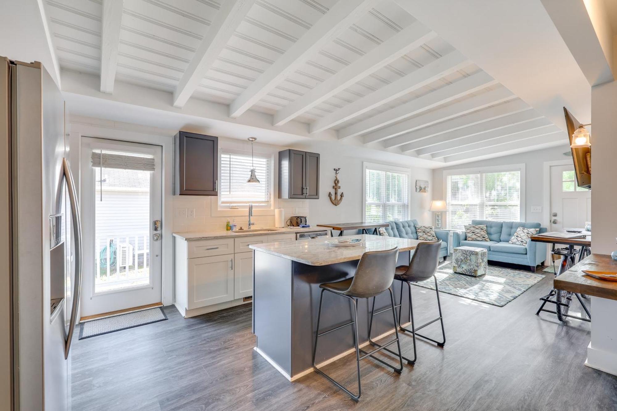 Modern Oak Island Escape 1 Mile To Long Beach! Экстерьер фото